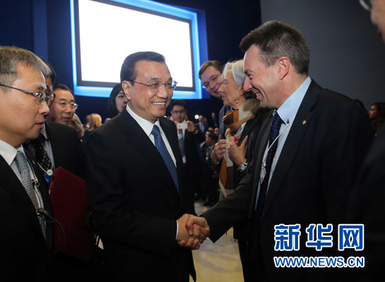 1月21日，中國國務(wù)院總理李克強在瑞士達(dá)沃斯舉行的世界經(jīng)濟論壇全會發(fā)表特別致辭并回答提問。這是李克強在致辭前同與會嘉賓親切交談。新華社記者 劉衛(wèi)兵 攝