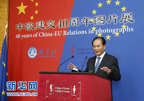 5月18日，正在比利時(shí)訪問(wèn)的新華社社長(zhǎng)蔡名照在比利時(shí)布魯日歐洲學(xué)院舉行的“中歐建交40周年圖片展”開幕式上致辭。在中歐建交40周年之際，由新華社、歐洲學(xué)院主辦的“中歐建交40周年圖片展”18日在位于比利時(shí)布魯日的歐洲學(xué)院開幕。 新華社記者葉平凡攝 