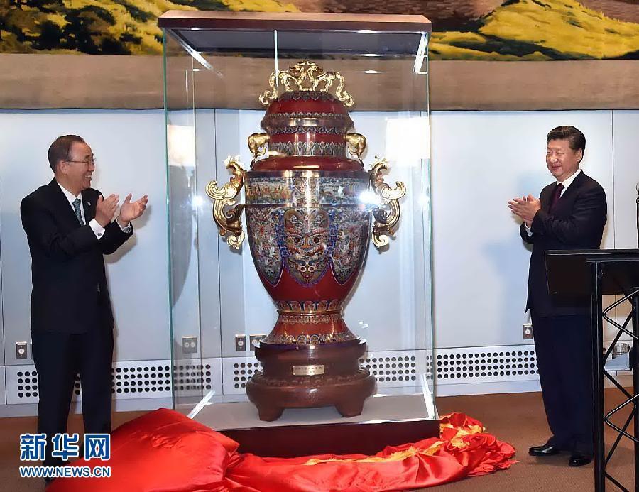 9月27日，國家主席習近平在紐約出席中國向聯合國贈送“和平尊”儀式。聯合國秘書長潘基文出席。 新華社記者 李濤 攝 