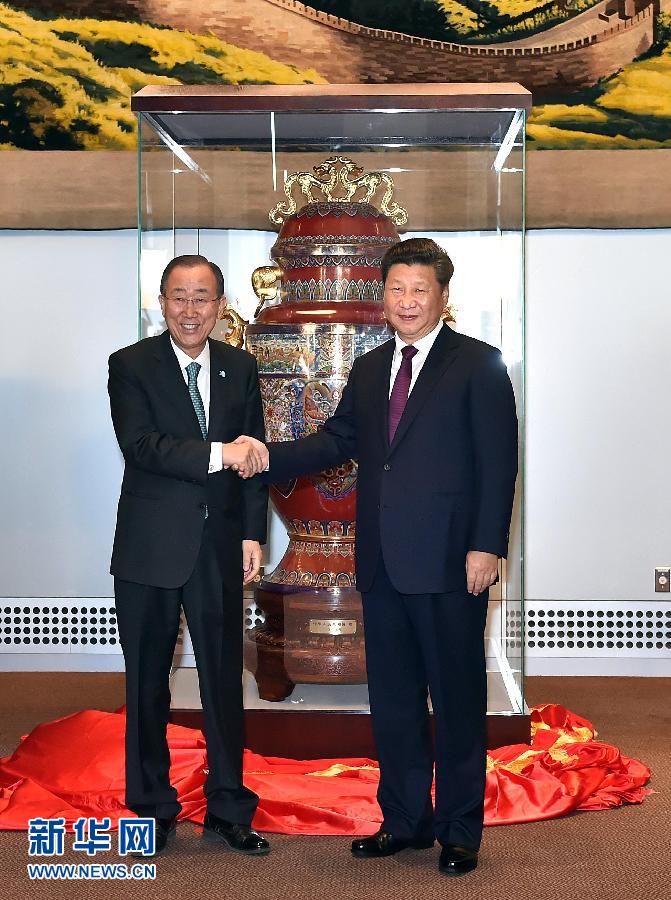  9月27日，國家主席習近平在紐約出席中國向聯合國贈送“和平尊”儀式。聯合國秘書長潘基文出席。 新華社記者 李濤 攝 