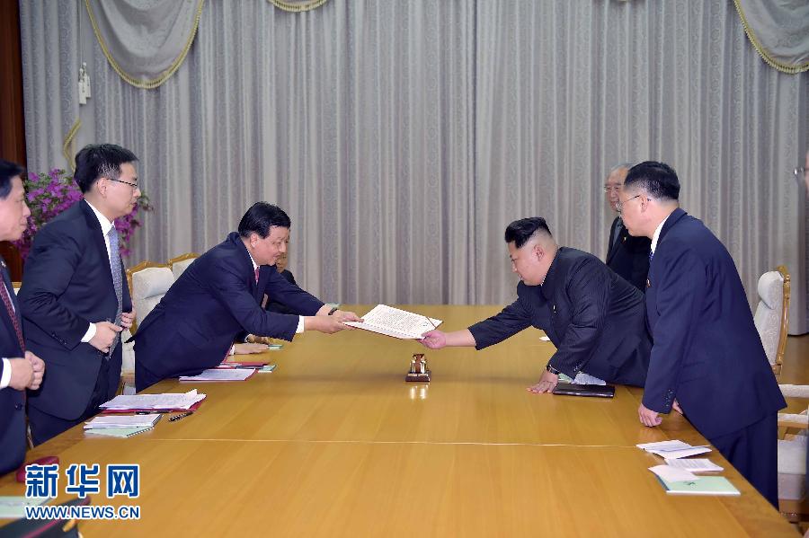 10月9日，中共中央政治局常委、中央書記處書記劉云山在平壤百花園迎賓館會見朝鮮勞動黨第一書記金正恩。這是劉云山向金正恩轉(zhuǎn)交習近平總書記的親署函。新華社記者 李濤 攝
