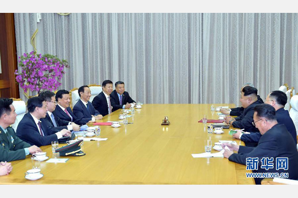 10月9日，中共中央政治局常委、中央書記處書記劉云山在平壤百花園迎賓館會見朝鮮勞動黨第一書記金正恩。 新華社記者 李濤 攝 