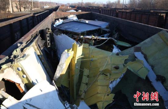 資料圖：烏克蘭頓涅茨克，MH17墜毀客機(jī)的殘骸裝上火車(chē)。圖片來(lái)源：CFP視覺(jué)中國(guó)