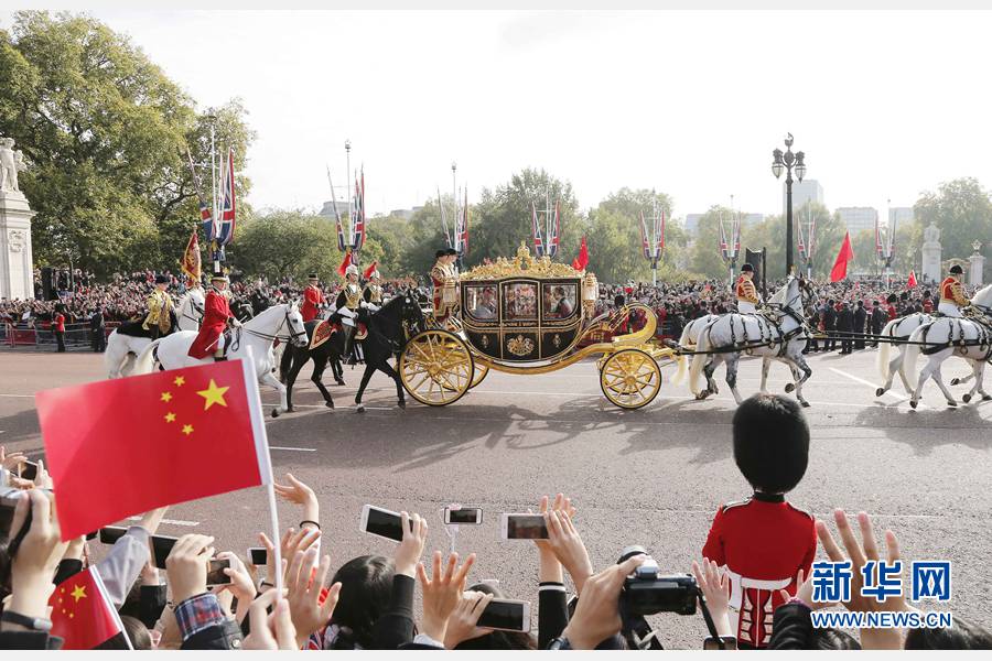 這是習近平和夫人彭麗媛在女王夫婦陪同下，乘坐皇家馬車前往白金漢宮下榻。新華社記者 周磊 攝