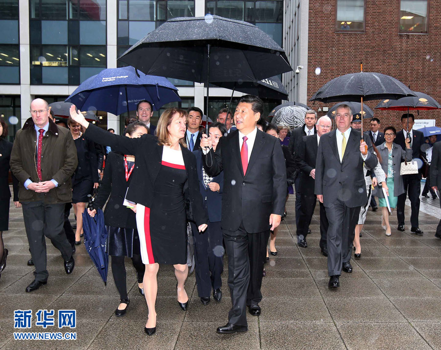 10月21日，國(guó)家主席習(xí)近平在倫敦參觀帝國(guó)理工學(xué)院。 新華社記者姚大偉 攝