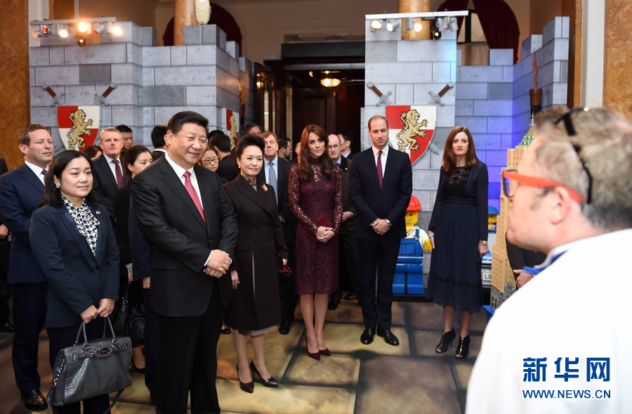 10月21日，國家主席習(xí)近平和夫人彭麗媛在英國威廉王子夫婦陪同下，出席在倫敦舉行的中英創(chuàng)意產(chǎn)業(yè)展。 新華社記者 張鐸 攝
