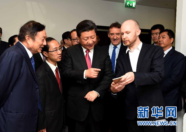 10月21日，國家主席習近平在倫敦參觀華為英國公司。 新華社記者 饒愛民 攝