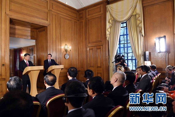 10月21日，國(guó)家主席習(xí)近平在倫敦唐寧街首相府同英國(guó)首相卡梅倫舉行會(huì)談。這是會(huì)談結(jié)束后，習(xí)近平和卡梅倫共同會(huì)見記者。 新華社記者 饒愛民 攝 