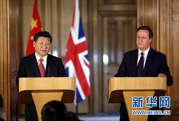 10月21日，國(guó)家主席習(xí)近平在倫敦唐寧街首相府同英國(guó)首相卡梅倫舉行會(huì)談。這是會(huì)談結(jié)束后，習(xí)近平和卡梅倫共同會(huì)見記者。 新華社記者 鞠鵬 攝 