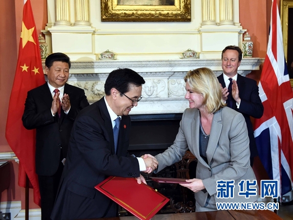 10月21日，國(guó)家主席習(xí)近平在倫敦唐寧街首相府同英國(guó)首相卡梅倫舉行會(huì)談。這是會(huì)談結(jié)束后，兩國(guó)領(lǐng)導(dǎo)人共同見證雙邊合作文件的簽署。新華社記者 饒愛民 攝 