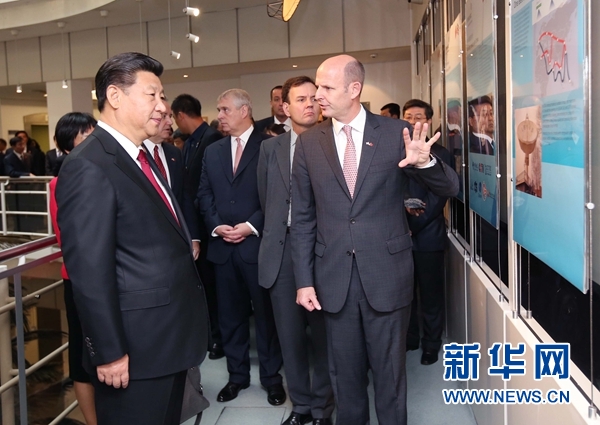 10月22日，國家主席習(xí)近平在倫敦參觀國際移動衛(wèi)星公司。新華社記者 姚大偉 攝 
