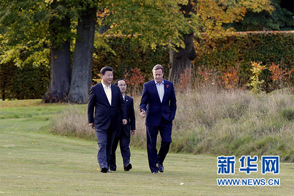 這是習(xí)近平與卡梅倫漫步草坪，邊走邊談。新華社記者 鞠鵬攝