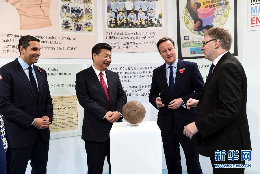 10月23日，國家主席習(xí)近平在英國首相卡梅倫陪同下，參觀曼徹斯特城市足球?qū)W院。 新華社記者 饒愛民 攝