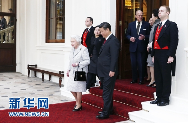 10月22日，國家主席習近平和夫人彭麗媛離開白金漢宮。離開前，英國女王伊麗莎白二世和丈夫菲利普親王專門前來同習近平夫婦親切話別。新華社記者 鞠鵬 攝