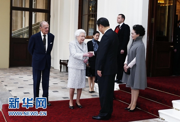 10月22日，國家主席習近平和夫人彭麗媛離開白金漢宮。離開前，英國女王伊麗莎白二世和丈夫菲利普親王專門前來同習近平夫婦親切話別。新華社記者 鞠鵬 攝