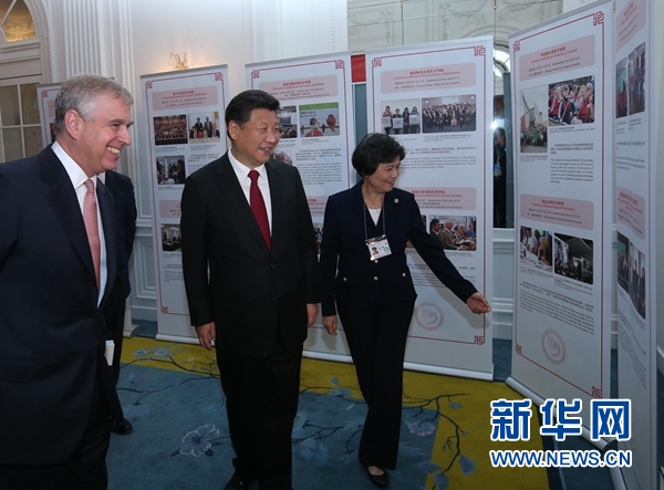 10月22日，國家主席習近平在倫敦出席全英孔子學院和孔子課堂年會開幕式。這是習近平參觀全英孔子學院和孔子課堂成果圖片展。 新華社記者 龐興雷 攝