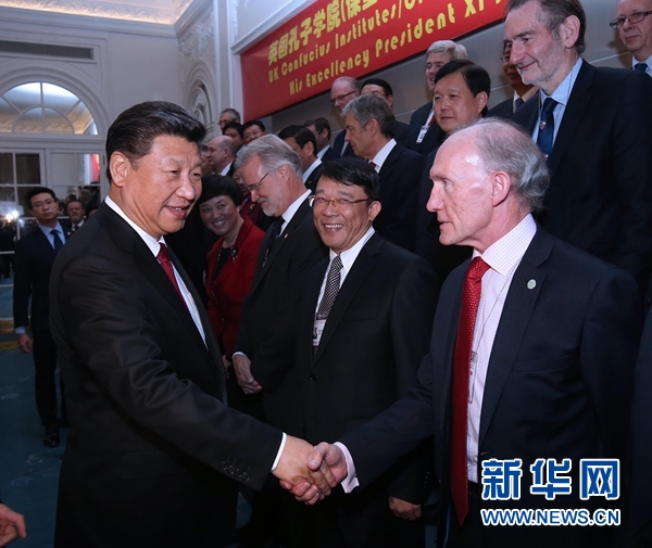 10月22日，國家主席習近平在倫敦出席全英孔子學院和孔子課堂年會開幕式。這是習近平同參加開幕式的嘉賓親切交談。 新華社記者 龐興雷 攝 