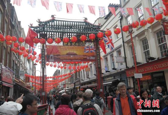 習(xí)近平主席訪問英國，倫敦唐人街掛出大紅燈籠和中英兩國國旗。 <a target='_blank' ><p  align=