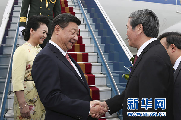 11月5日，中共中央總書記、國家主席習(xí)近平抵達(dá)越南首都河內(nèi)，開始對越南進(jìn)行國事訪問。這是越南高級官員到機(jī)場迎接習(xí)近平和夫人彭麗媛。新華社記者蘭紅光攝 