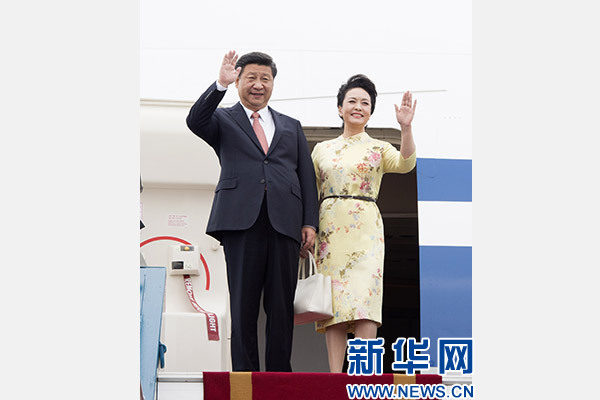11月5日，中共中央總書記、國家主席習(xí)近平抵達(dá)越南首都河內(nèi)，開始對越南進(jìn)行國事訪問。這是習(xí)近平和夫人彭麗媛步出艙門向歡迎人群揮手致意。新華社記者 李學(xué)仁 攝