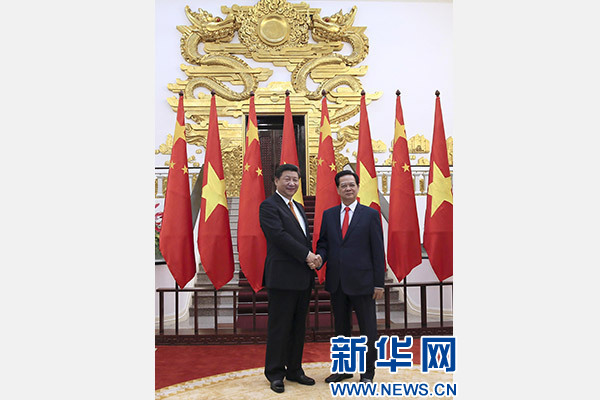 11月5日，中共中央總書(shū)記、國(guó)家主席習(xí)近平在河內(nèi)同越南總理阮晉勇舉行會(huì)談。 新華社記者 蘭紅光 攝