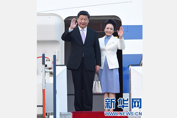 11月6日，國家主席習(xí)近平抵達(dá)新加坡，開始對(duì)新加坡進(jìn)行國事訪問。這是習(xí)近平和夫人彭麗媛步出艙門。 新華社記者張鐸攝
