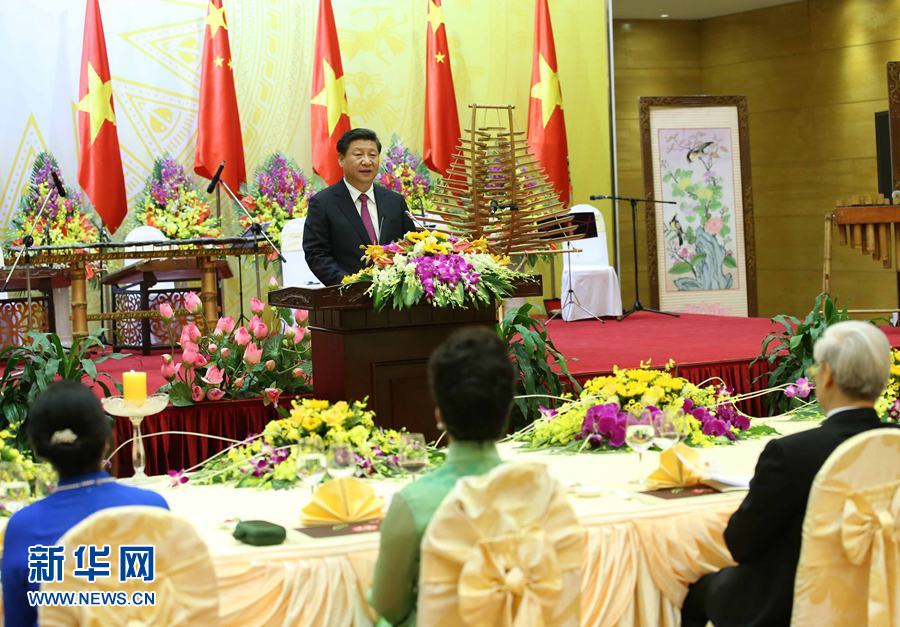 11月5日，中共中央總書記、國家主席習近平和夫人彭麗媛出席越共中央總書記阮富仲和越南國家主席張晉創(chuàng)在河內國際會議中心舉行的盛大歡迎晚宴。新華社記者 龐興雷 攝 