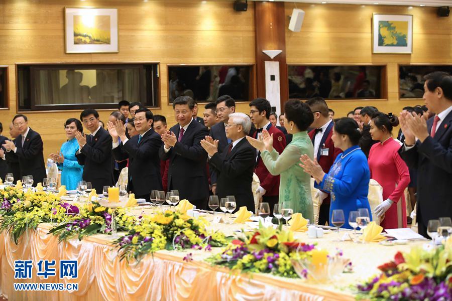 11月5日，中共中央總書記、國家主席習近平和夫人彭麗媛出席越共中央總書記阮富仲和越南國家主席張晉創(chuàng)在河內國際會議中心舉行的盛大歡迎晚宴。新華社記者 龐興雷 攝 