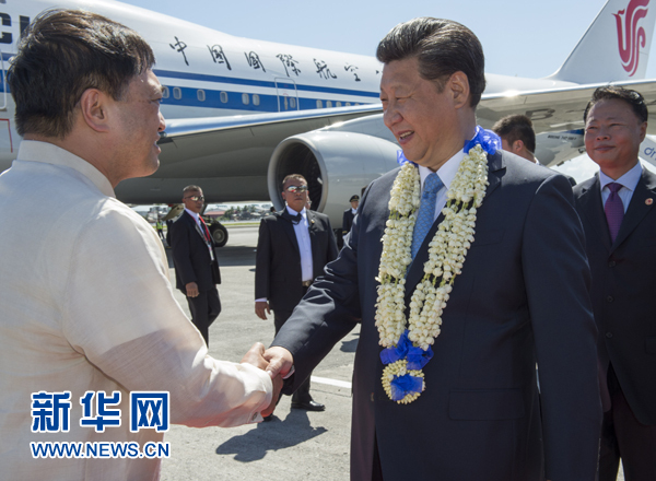 11月17日，國(guó)家主席習(xí)近平抵達(dá)菲律賓首都馬尼拉尼諾·阿基諾國(guó)際機(jī)場(chǎng)，出席即將舉行的亞太經(jīng)合組織第二十三次領(lǐng)導(dǎo)人非正式會(huì)議。菲律賓高級(jí)官員到機(jī)場(chǎng)迎接習(xí)近平主席。新華社記者李學(xué)仁攝