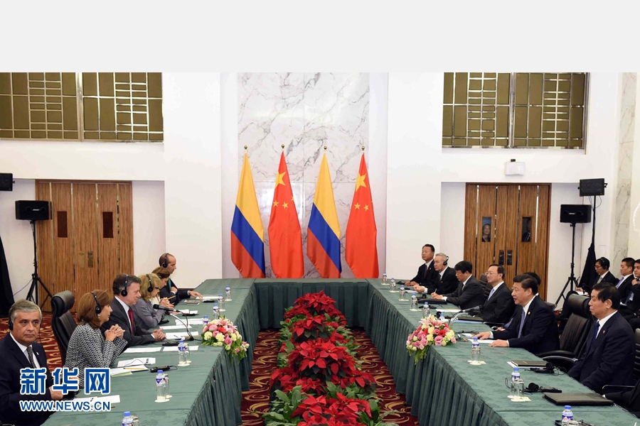 11月18日，國家主席習(xí)近平在菲律賓馬尼拉會(huì)見哥倫比亞總統(tǒng)桑托斯。 新華社記者 饒愛民 攝