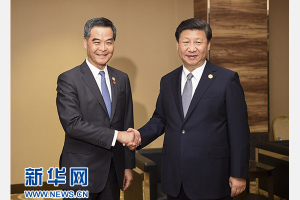 11月18日，國家主席習近平在菲律賓馬尼拉會見前來出席亞太經合組織第二十三次領導人非正式會議的香港特別行政區(qū)行政長官梁振英。新華社記者謝環(huán)馳攝