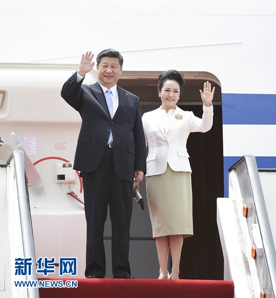 12月1日，中國(guó)國(guó)家主席習(xí)近平乘專機(jī)抵達(dá)津巴布韋首都哈拉雷，開始對(duì)津巴布韋進(jìn)行國(guó)事訪問。津巴布韋總統(tǒng)穆加貝在機(jī)場(chǎng)舉行隆重歡迎儀式。這是習(xí)近平和夫人彭麗媛向歡迎人群揮手致意。新華社記者 謝環(huán)馳 攝 