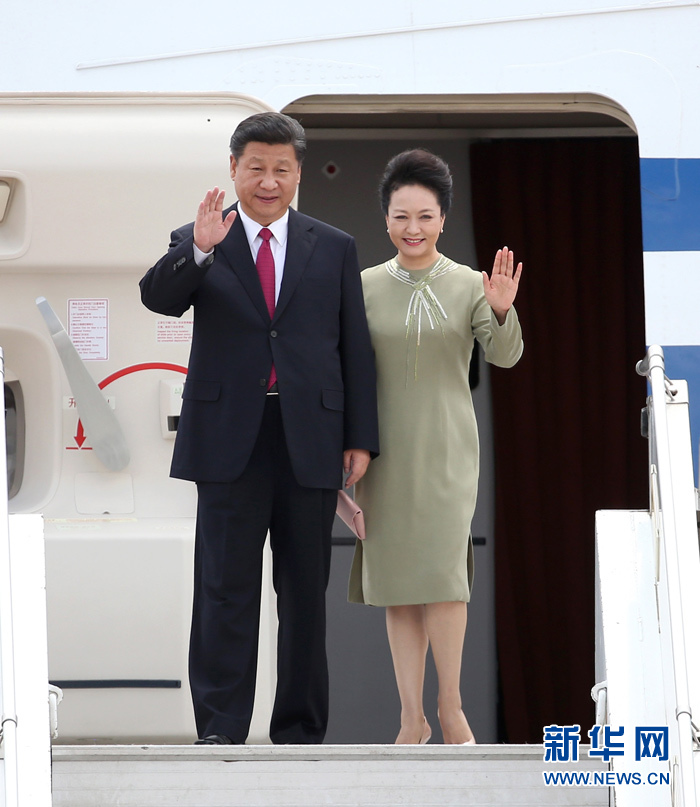12月2日，國家主席習(xí)近平抵達南非首都比勒陀利亞，開始對南非進行國事訪問。這是習(xí)近平和夫人彭麗媛向歡迎人群揮手致意。新華社記者龐興雷攝