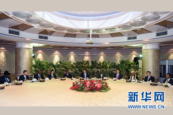 12月4日，國(guó)家主席習(xí)近平在約翰內(nèi)斯堡集體會(huì)見(jiàn)13位非洲國(guó)家領(lǐng)導(dǎo)人。 新華社記者 謝環(huán)馳 攝