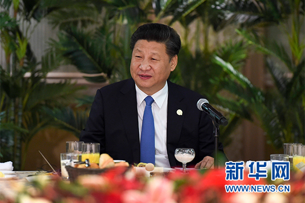 12月4日，國(guó)家主席習(xí)近平在約翰內(nèi)斯堡集體會(huì)見(jiàn)13位非洲國(guó)家領(lǐng)導(dǎo)人。 新華社記者 謝環(huán)馳 攝