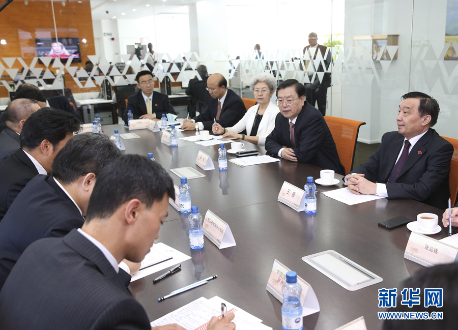 這是3月25日，張德江在肯尼亞首都內(nèi)羅畢考察中央電視臺(tái)非洲分臺(tái)并接見中央媒體駐非洲機(jī)構(gòu)負(fù)責(zé)人。 新華社記者馬占成攝