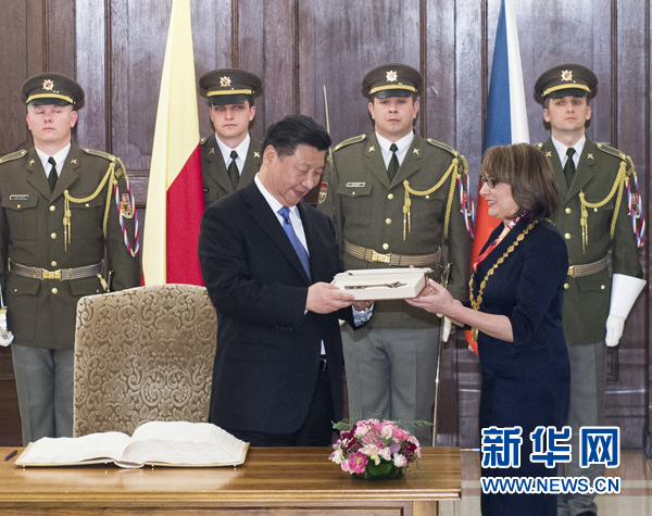 當?shù)貢r間3月29日，國家主席習近平在捷克布拉格會見布拉格市長科爾娜喬娃，并接受科爾娜喬娃代表該市贈予的城市鑰匙。 新華社記者 王曄 攝
