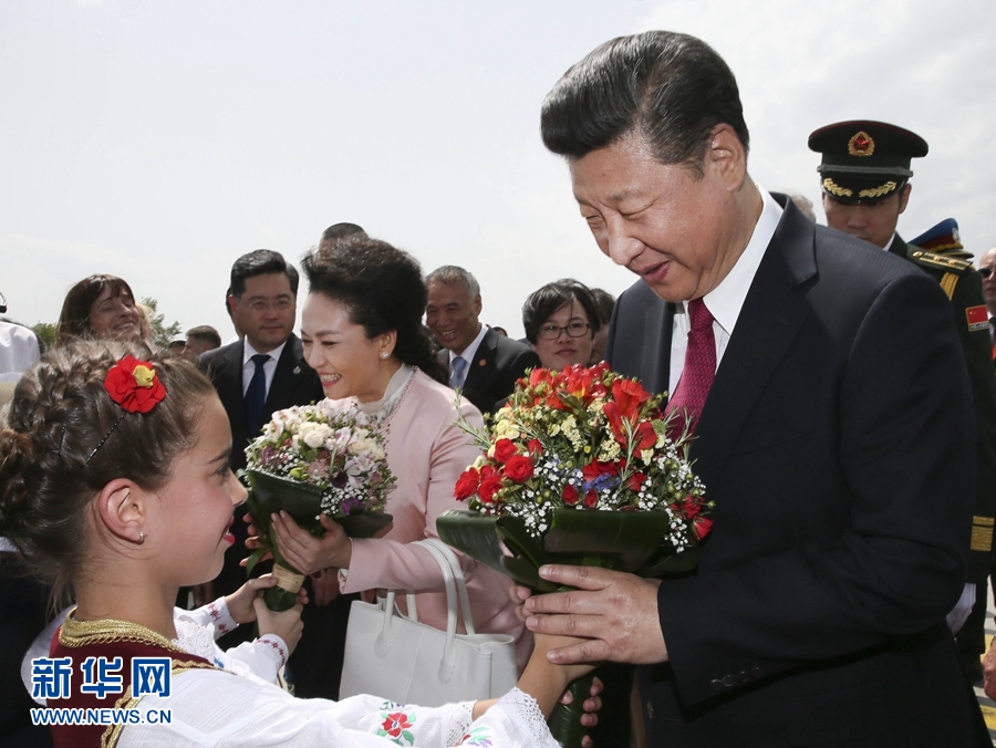 6月17日，國(guó)家主席習(xí)近平乘專機(jī)抵達(dá)貝爾格萊德，開(kāi)始對(duì)塞爾維亞共和國(guó)進(jìn)行國(guó)事訪問(wèn)。塞爾維亞少年兒童向習(xí)近平和夫人彭麗媛獻(xiàn)上鮮花。新華社記者 蘭紅光 攝 