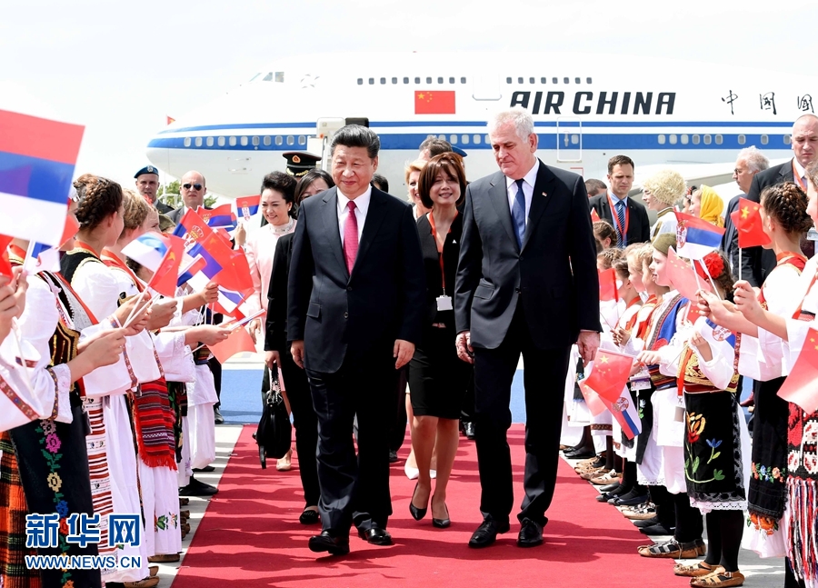 6月17日，國(guó)家主席習(xí)近平乘專機(jī)抵達(dá)貝爾格萊德，開(kāi)始對(duì)塞爾維亞共和國(guó)進(jìn)行國(guó)事訪問(wèn)。習(xí)近平和夫人彭麗媛在機(jī)場(chǎng)受到塞爾維亞總統(tǒng)尼科利奇夫婦的熱情迎接。新華社記者 饒愛(ài)民 攝