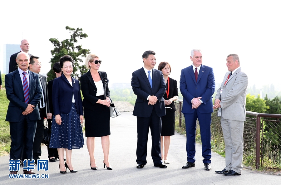 6月17日，中國國家主席習近平和夫人彭麗媛在塞爾維亞總統(tǒng)尼科利奇夫婦陪同下參觀具有悠久歷史的貝爾格萊德卡萊梅格丹公園。 新華社記者 馬占成 攝