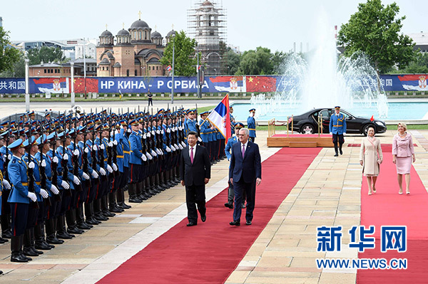 6月18日，國家主席習(xí)近平出席塞爾維亞總統(tǒng)尼科利奇在貝爾格萊德舉行的隆重歡迎儀式。 新華社記者饒愛民攝
