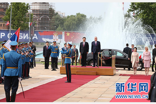  6月18日，國家主席習(xí)近平出席塞爾維亞總統(tǒng)尼科利奇在貝爾格萊德舉行的隆重歡迎儀式。 新華社記者馬占成攝