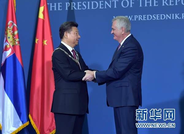 6月18日，國家主席習近平在貝爾格萊德同塞爾維亞總統(tǒng)尼科利奇舉行會談。會談后，尼科利奇向習近平授予塞爾維亞最高級別勛章“共和國一級榮譽勛章”，感謝習近平為中塞關系發(fā)展作出的杰出貢獻。新華社記者 李濤 攝 
