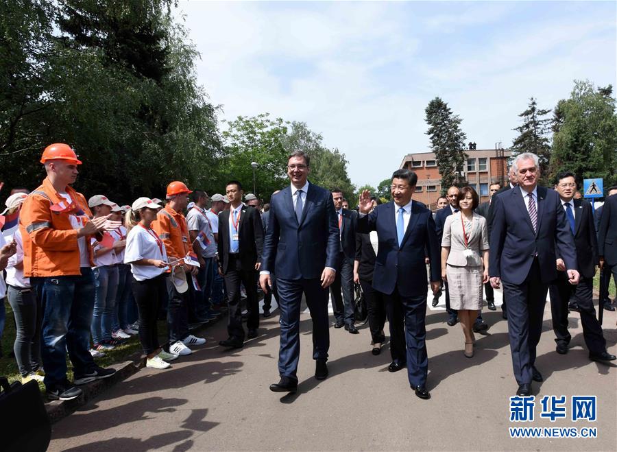 6月19日上午，國家主席習(xí)近平在貝爾格萊德參觀河鋼集團(tuán)塞爾維亞斯梅代雷沃鋼廠。習(xí)近平抵達(dá)時，塞爾維亞總統(tǒng)尼科利奇、總理武契奇在停車處熱情迎接。鋼廠工人和家屬、當(dāng)?shù)厥忻駭?shù)千人夾道歡迎。新華社記者 饒愛民 攝