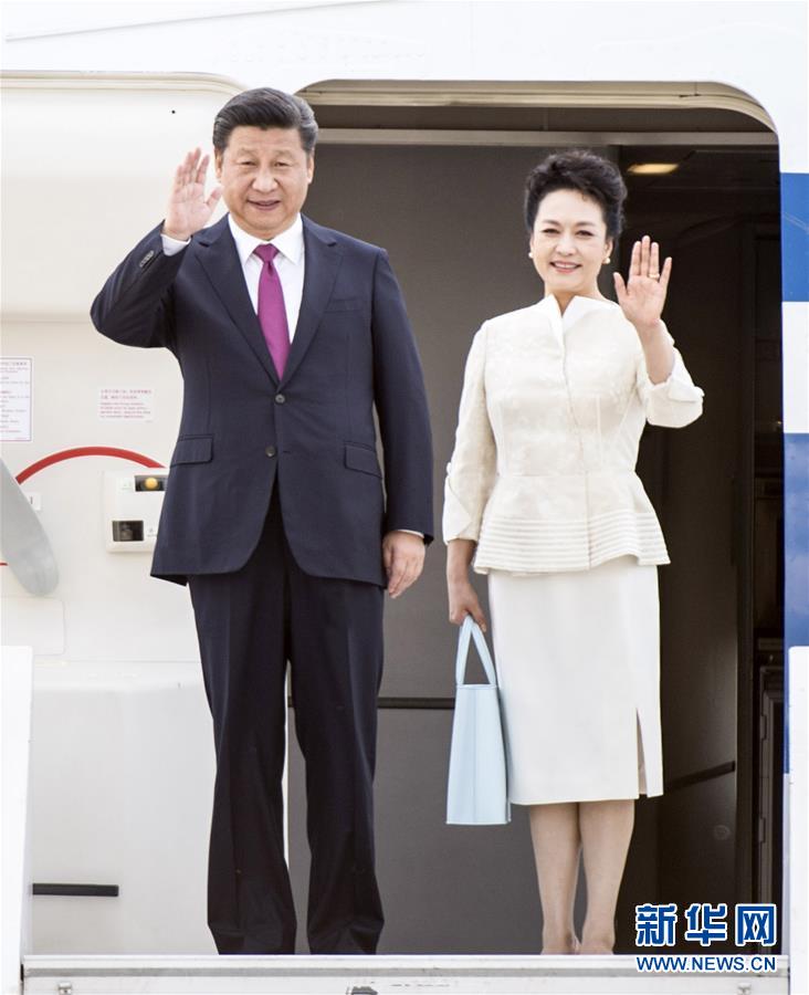 6月19日，國家主席習(xí)近平抵達(dá)華沙，開始對波蘭共和國進(jìn)行國事訪問。這是習(xí)近平和夫人彭麗媛步出艙門。 新華社記者 謝環(huán)馳 攝 