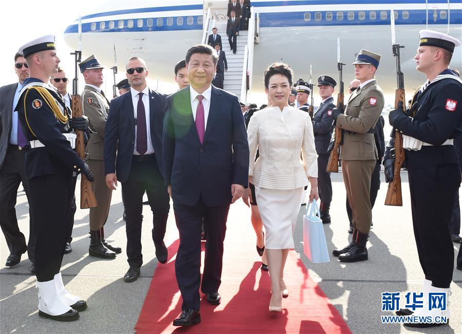 6月19日，國家主席習(xí)近平抵達(dá)華沙，開始對波蘭共和國進(jìn)行國事訪問。這是習(xí)近平和夫人彭麗媛走下飛機(jī)。 新華社記者 饒愛民 攝