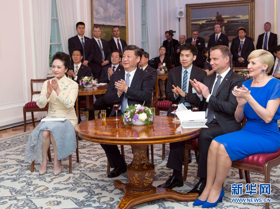 6月19日，國家主席習(xí)近平和夫人彭麗媛下午抵達(dá)波蘭首都華沙，當(dāng)晚即應(yīng)邀來到貝爾維德宮做客。這是習(xí)近平和彭麗媛同杜達(dá)夫婦共同欣賞波蘭馬佐夫舍民族歌舞團(tuán)的精彩演出。新華社記者 謝環(huán)馳 攝 