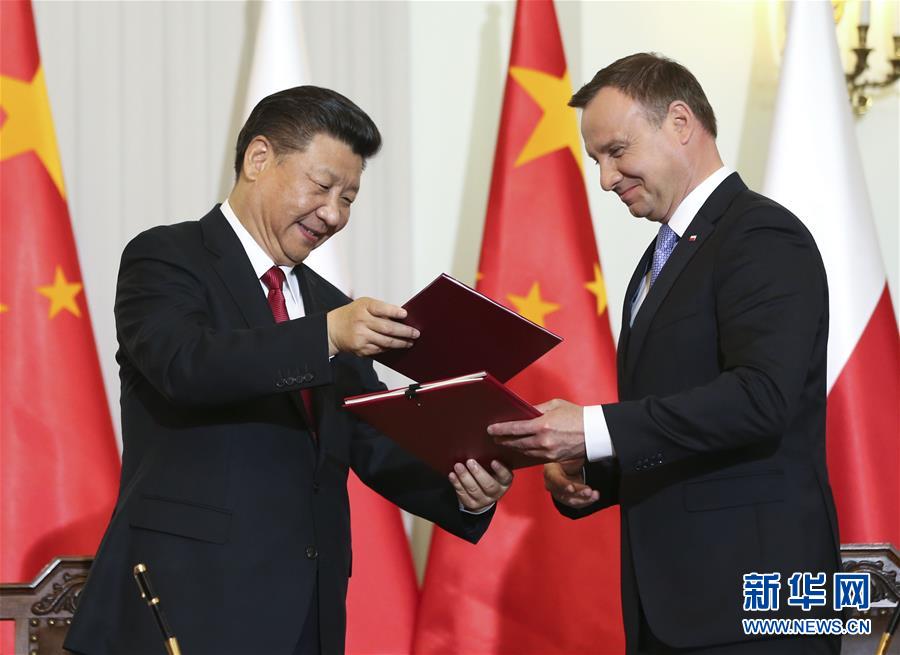 6月20日，國家主席習(xí)近平在華沙同波蘭總統(tǒng)杜達(dá)舉行會談。這是會談后，兩國元首共同簽署《中華人民共和國和波蘭共和國關(guān)于建立全面戰(zhàn)略伙伴關(guān)系的聯(lián)合聲明》。新華社記者蘭紅光攝