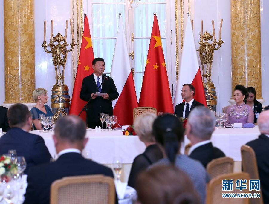 6月20日，國(guó)家主席習(xí)近平出席波蘭總統(tǒng)杜達(dá)在華沙王宮舉行的盛大歡迎晚宴。 新華社記者 劉衛(wèi)兵 攝