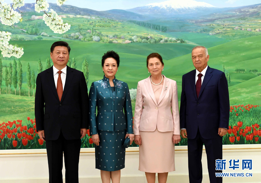 6月22日，國家主席習(xí)近平在塔什干庫克薩萊國賓館同烏茲別克斯坦總統(tǒng)卡里莫夫舉行會談。會談前，習(xí)近平出席卡里莫夫舉行的歡迎儀式。習(xí)近平和夫人彭麗媛受到卡里莫夫和夫人卡里莫娃熱情迎接。新華社記者饒愛民攝